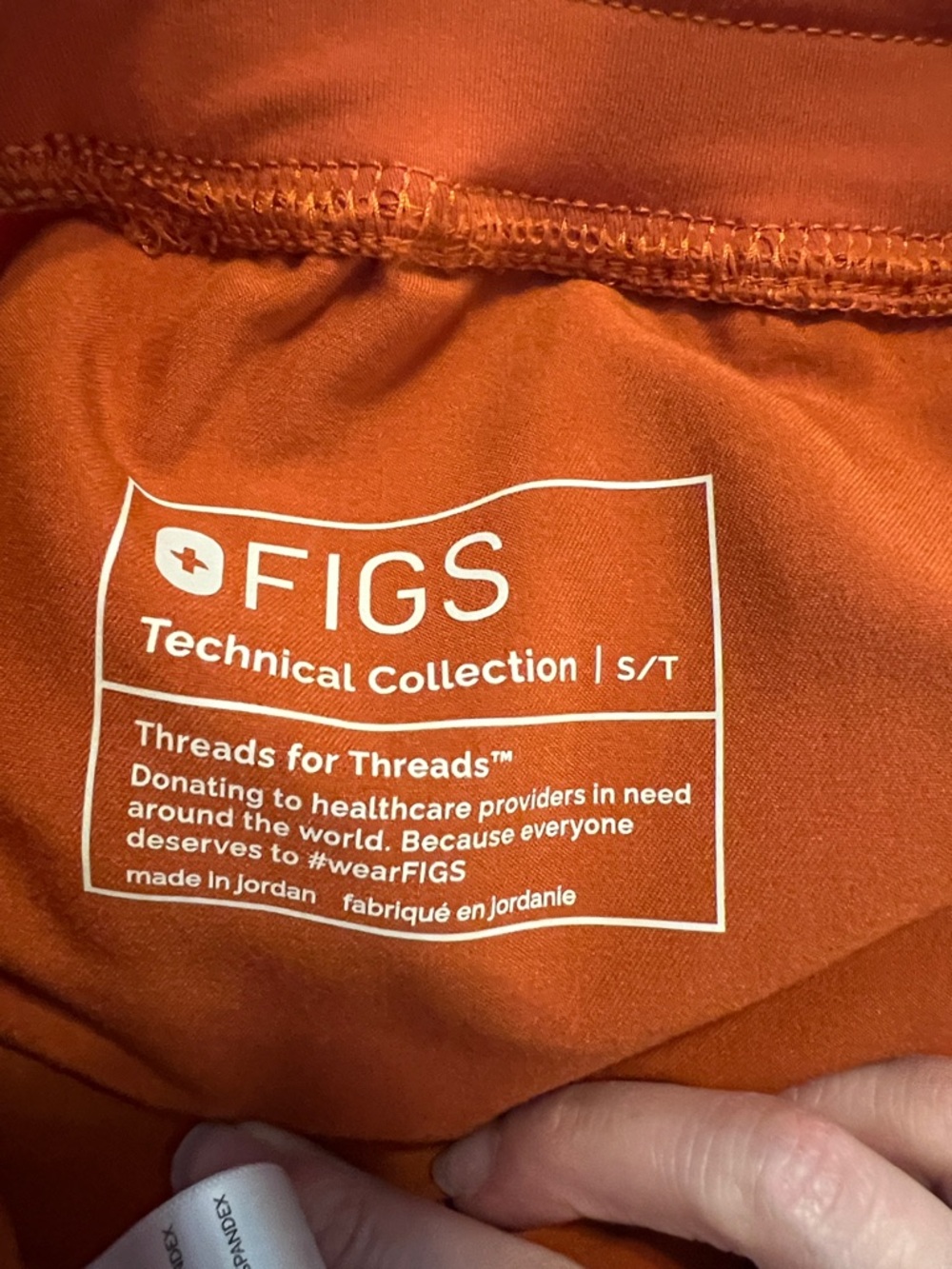 FIGS V-Neck Scrub Top / joggers in Rust Orange - Picture 5 of 5